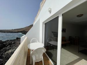 塔马达斯特Apartamento en Tamaduste con maravillosa vistas al mar的一个带桌椅的海景阳台
