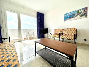 塔马达斯特Apartamento en Tamaduste con maravillosa vistas al mar的客厅配有沙发和桌子