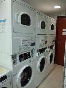 巴西利亚Queen's Flats的四台洗衣机堆在洗衣店