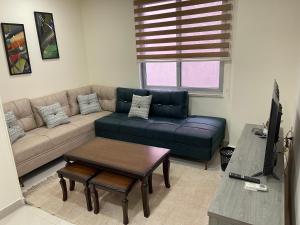 安曼Apartment for rent 50M fully furnished -completely new的客厅配有沙发和桌子
