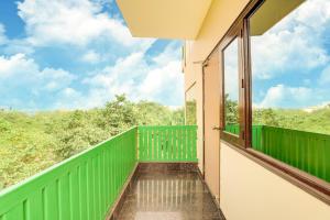 大诺伊达House Of Comfort Greater Noida Luxury的阳台设有绿色栏杆和窗户。
