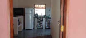 圣托梅-达斯莱特拉斯Casa na lua的厨房配有白色冰箱和窗户。
