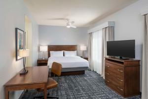 凤凰城凤凰北希尔顿惠庭套房酒店 - 欢乐谷的配有一张床和一台平面电视的酒店客房