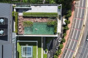 普吉镇Ramada Plaza by Wyndham Chao Fah Phuket的享有带游泳池的别墅的顶部景致