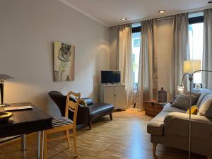 汉诺威Suite Appartement Friesenhof的客厅配有沙发和桌子