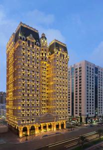 阿布扎比Royal Rose Abu Dhabi, a Curio Collection by Hilton Affiliated Hotel的一座城市里灯火通明的大建筑