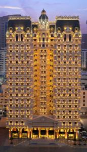 阿布扎比Royal Rose Abu Dhabi的一座大型黄色建筑,有很多窗户