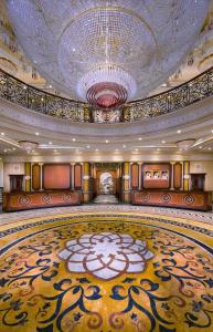 阿布扎比Royal Rose Abu Dhabi的大房间,地板上有一个大地毯