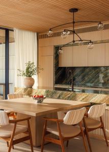雅典One&Only Aesthesis的一间带木桌和椅子的用餐室
