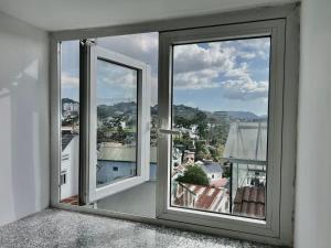 阿普春安CT Villa的客房设有2扇窗户,享有城市美景。