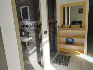 沃利迪耶Appartement Hajar的一间带水槽和镜子的浴室