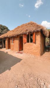 利文斯顿Muke Village Guest House的一座带草屋顶的小建筑