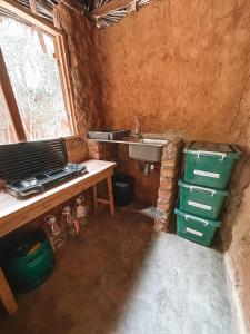 利文斯顿Muke Village Guest House的一个带水槽和盥洗盆的小厨房