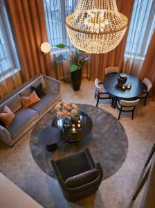 卑尔根Opus 16的客厅配有沙发、桌子和吊灯。