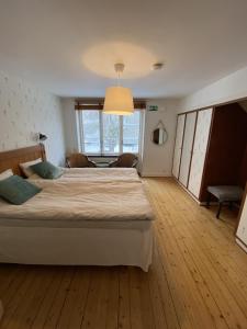 特雷勒堡Minnesberg Bed & Breakfast的一间带大床的卧室和一间客厅