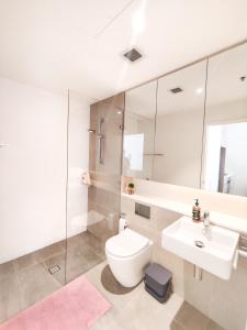 悉尼Cozy Apartment at St Leonard的白色的浴室设有卫生间和水槽。