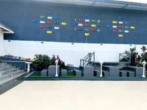 库斯哈尔纳加尔TVR Resort and Spa的建筑物上有许多标志的墙