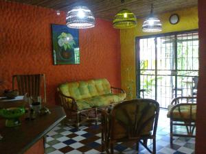 ParaísoEl Castillo Divertido的客厅配有沙发、椅子和桌子