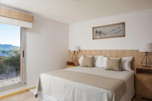 拉安戈斯图拉镇巴伊亚蒙塔纳度假酒店的白色的卧室设有床和窗户