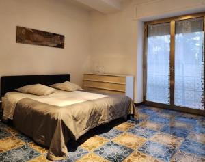 圣马力诺La Famosa Dimora Ambasciatore的一间卧室设有一张床和一个大窗户