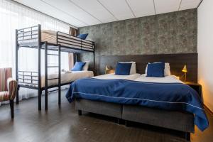 阿森City Hotel de Jonge的一间卧室配有两张床和一张双层床。