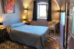 卡塞雷斯波希米亚酒店的卧室配有床、椅子和窗户。