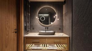 兹拉蒂博尔Bor Hotel by Karisma的一间带水槽和镜子的浴室