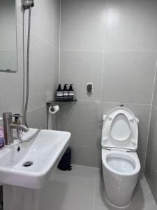 庆州Hanok Dasi Bom 101的浴室配有白色卫生间和盥洗盆。