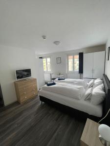 库尔Haus zum Rütli的一间白色的大卧室,配有一张大床和一台电视