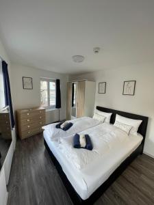 库尔Haus zum Rütli的卧室配有带蓝色枕头的大型白色床