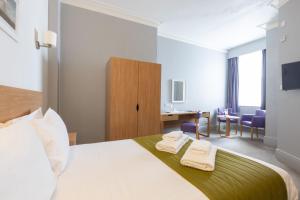 伊斯特布恩伯灵顿酒店的酒店客房,配有带两条毛巾的床