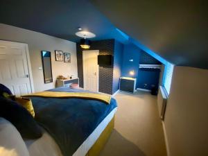 利物浦LFC 6 Bedroomed House sleeps 14的一间蓝色卧室,房间内设有一张大床