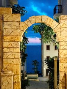 富国Labe Hotel Phú Quốc - Sunset Town - Địa Trung Hải的海景石拱门