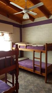 巴尔内阿利奥埃尔康多尔Sonidos del Mar的一间卧室设有两张双层床和吊扇