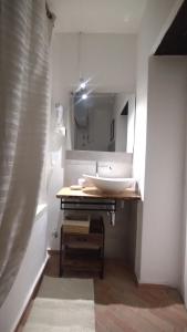 那不勒斯Plebiscito Suite Apartment的白色的浴室设有水槽和镜子