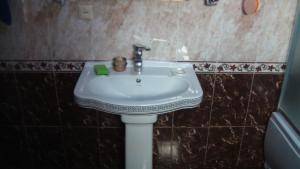 MazeriMila Guest House的客房内的白色盥洗盆浴室