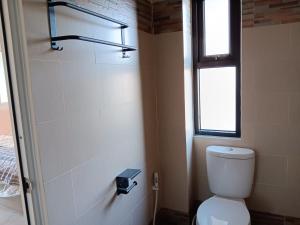 DemanganPengok Kidul 21的一间带卫生间和窗户的浴室