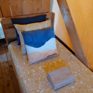 阿洛拉Glamping Vive Tus Suenos -Equilibrio- Caminito del Rey的床上有2个枕头