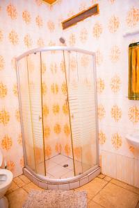 基加利RIGTH Homes的浴室里设有玻璃门淋浴