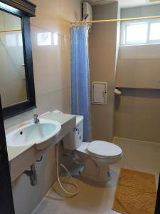 Ban Map KhangkhaoKOH CHANG LUXURY HOTEL的一间带水槽、卫生间和镜子的浴室