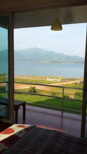 Kiriwong马尼萨酒店的客房设有一个享有水景的大窗户。