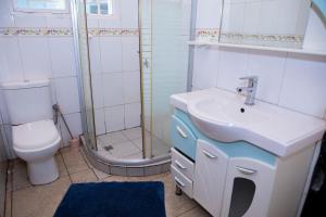 基加利RIGTH Homes的一间带水槽、卫生间和淋浴的浴室