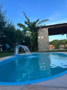 马约尔兰迪亚Casa 2 Gold Star Village的庭院中一个带喷泉的游泳池