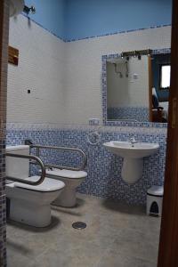 CoañaApartamentos Rurales Casa Ron的一间带卫生间和水槽的浴室