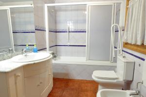 Casa Paca的浴室配有盥洗盆、卫生间和浴缸。