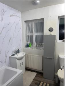 伦敦COZY ROOMS 25 min LIVERPOOL STREET的白色的浴室设有水槽和卫生间。