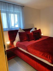 泰特南FeWo Souterrain TT-Bodensee的一间卧室配有一张红色的床和窗户