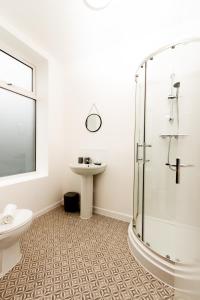 奥尔德姆Suite 5 - Stylist Spot in Oldham City Centre的带淋浴、卫生间和盥洗盆的浴室