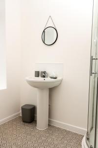 奥尔德姆Suite 5 - Stylist Spot in Oldham City Centre的浴室设有水槽和墙上的镜子