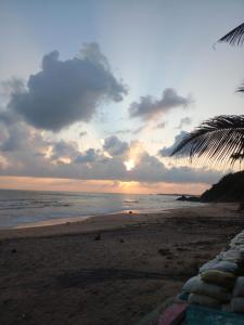 马特勒Ocean Breeze Villa的棕榈树海滩上的日落